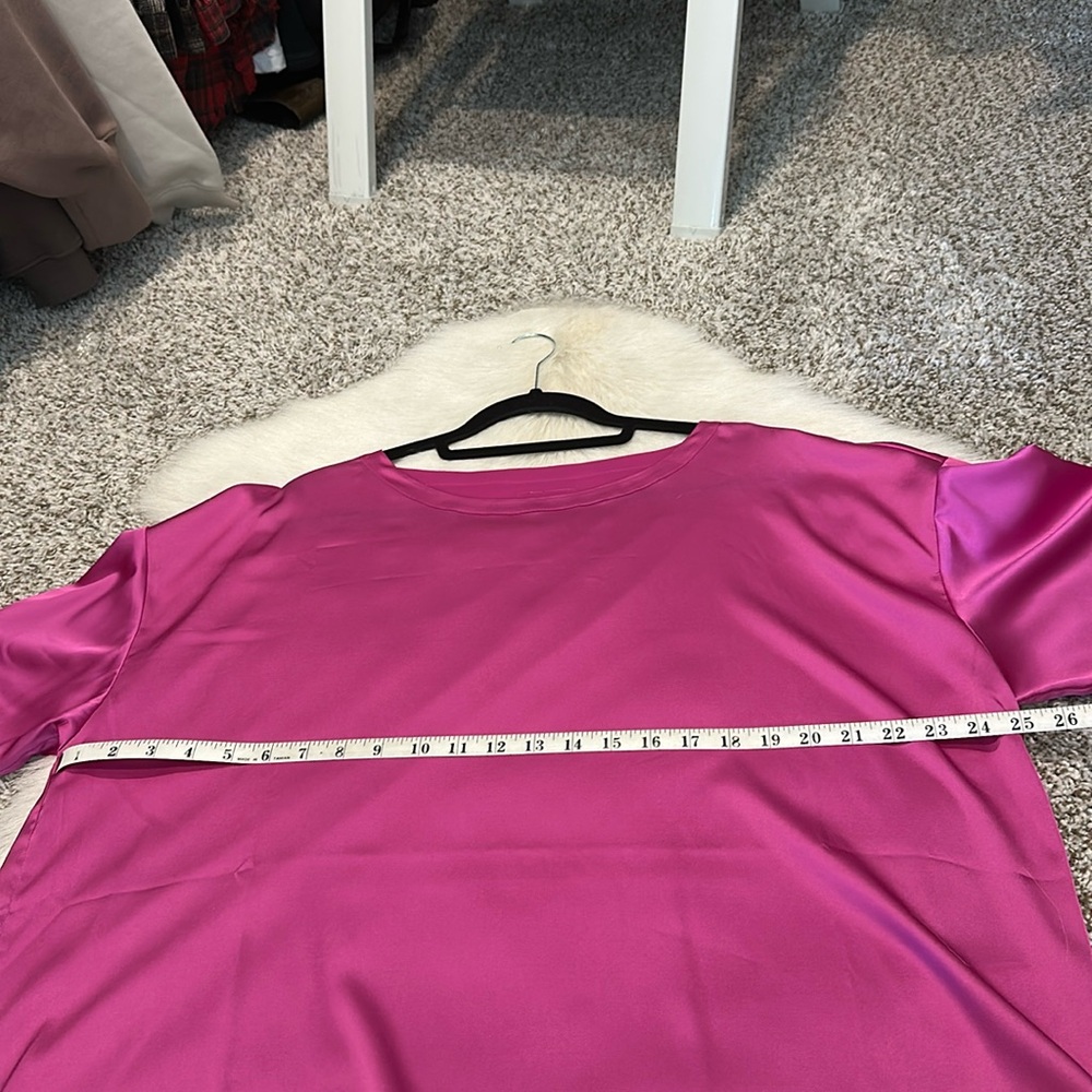 NWOT DAILY DRILLS Silky Collection Women's Fuchsia Short Sleeve Top. Size L. - Picture 4 of 5